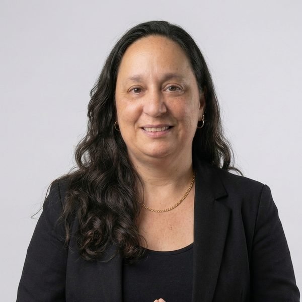 Claudia González — profesora de filosofía y fundadora